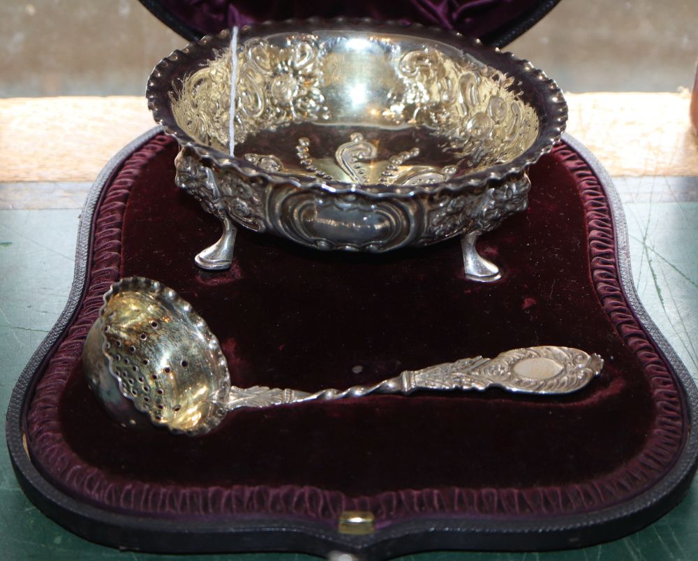 A cased Victorian repousse silver sugar bowl and sifter spoon, Charles Edwards, London 1890, bowl 13cm, 5oz.